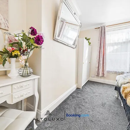 Modern Minutes From Temple Meads By Altoluxo